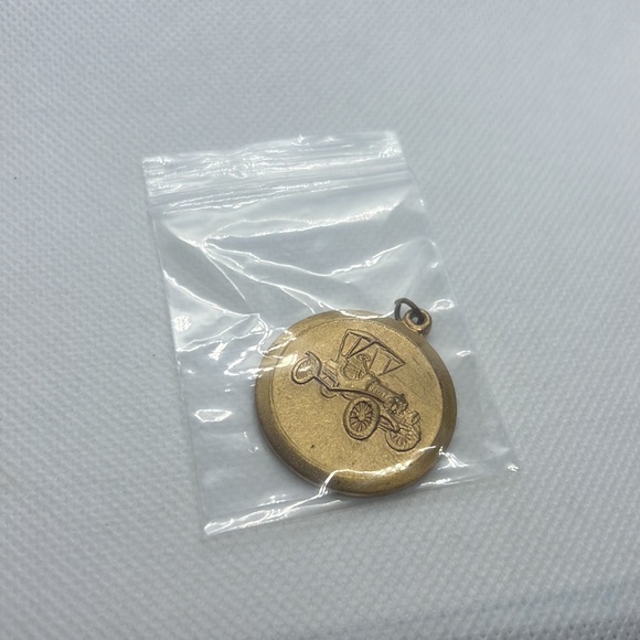 ANTIQUE OLD TIME CAR PENDANT MEDAL GOLD TONE VINTAGE - Picture 8 of 9